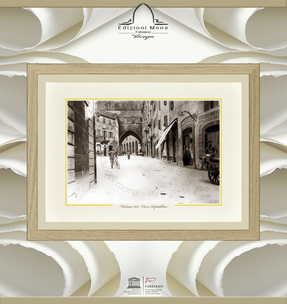 Fabriano storica corso Repubblica 1912, riproduzione artistica Fine Art su carta in puro cotone, prodotta tradizionalmente a Fabriano, città della carta e della filigrana, città creativa Unesco.