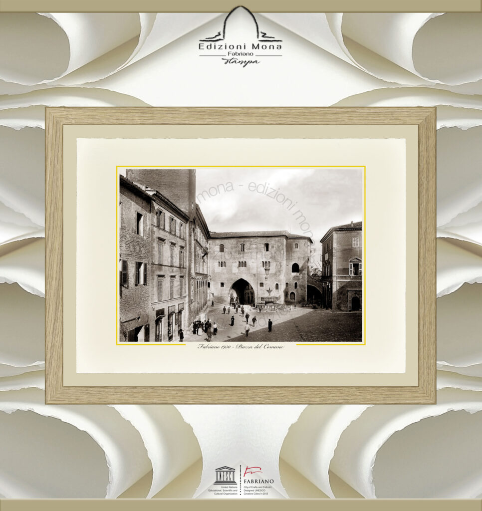 Fabriano storica piazza del comune 1930, riproduzione artistica Fine Art su carta in puro cotone, prodotta tradizionalmente a Fabriano, città della carta e della filigrana, città creativa Unesco.