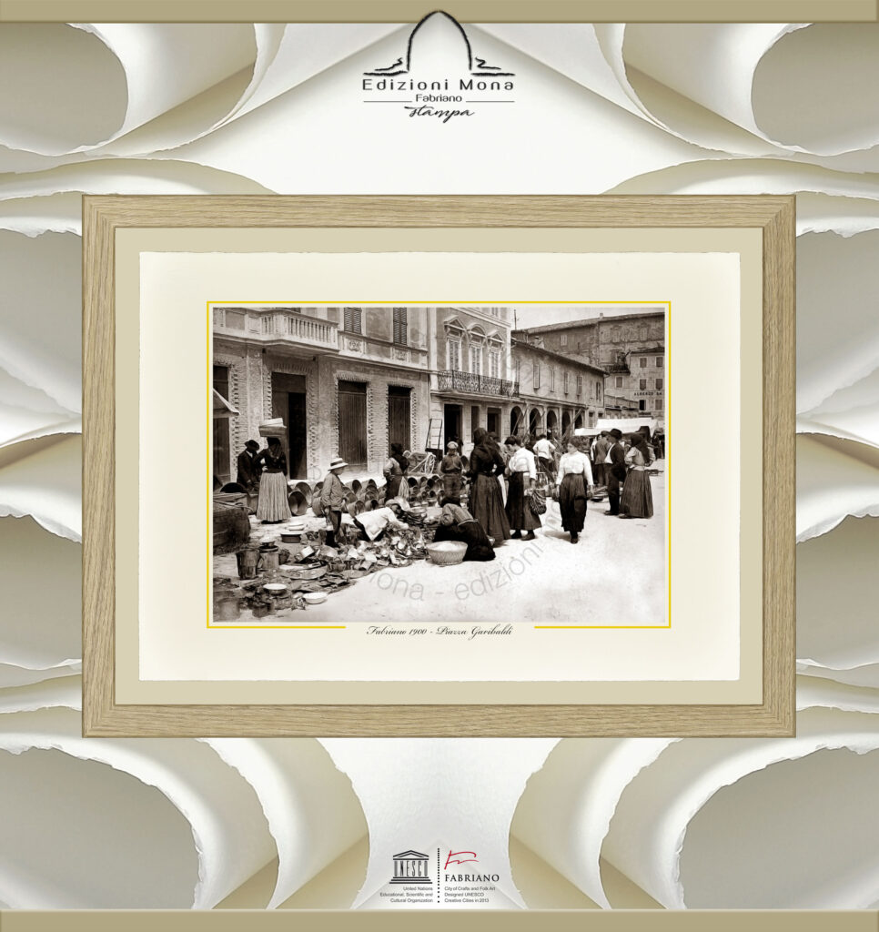 Fabriano storica piazza Garibaldi 1900, riproduzione artistica Fine Art su carta in puro cotone, prodotta tradizionalmente a Fabriano, città della carta e della filigrana, città creativa Unesco.