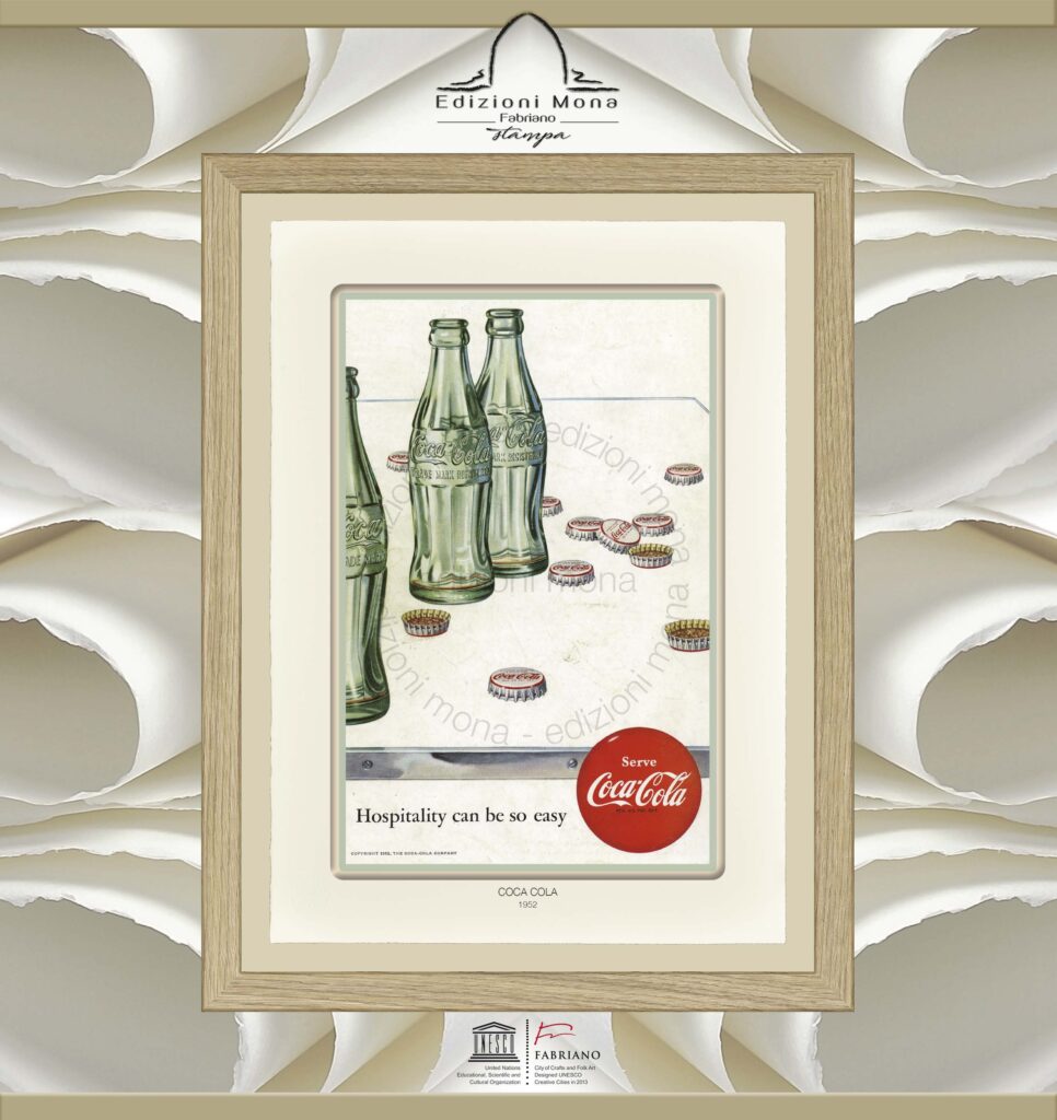 Manifesto Vintage Coca Cola 1952, riproduzione artistica Fine Art su carta in puro cotone, prodotta tradizionalmente a Fabriano, città della carta e della filigrana, città creativa Unesco.